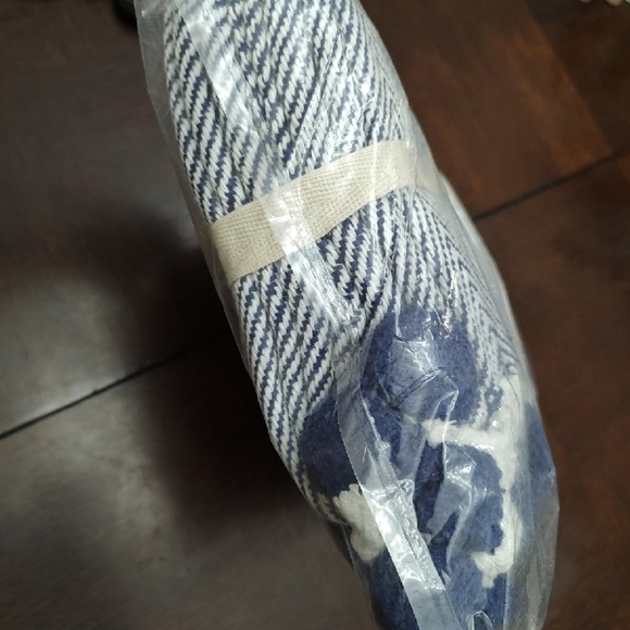 Karma living herringbone patterned throw with pom-pom trim - new in bag!! - Picture 10 of 10